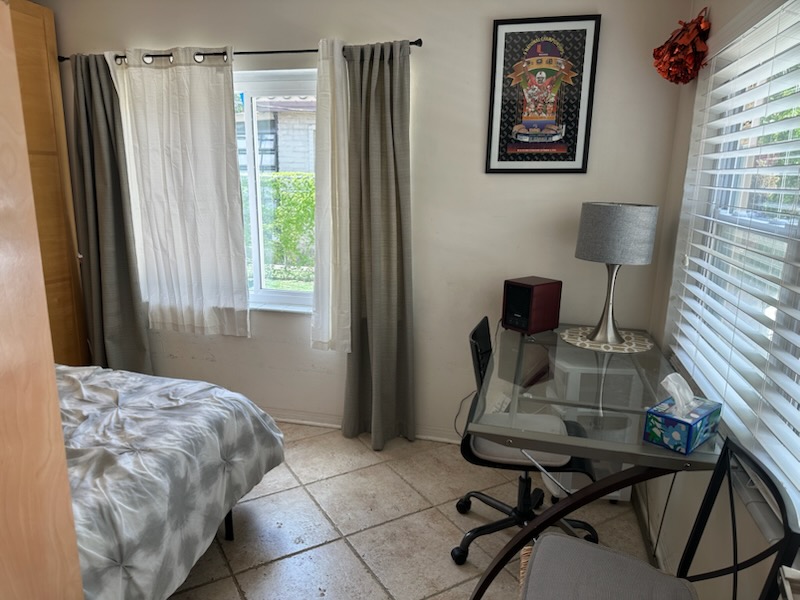 listing photo 1/5