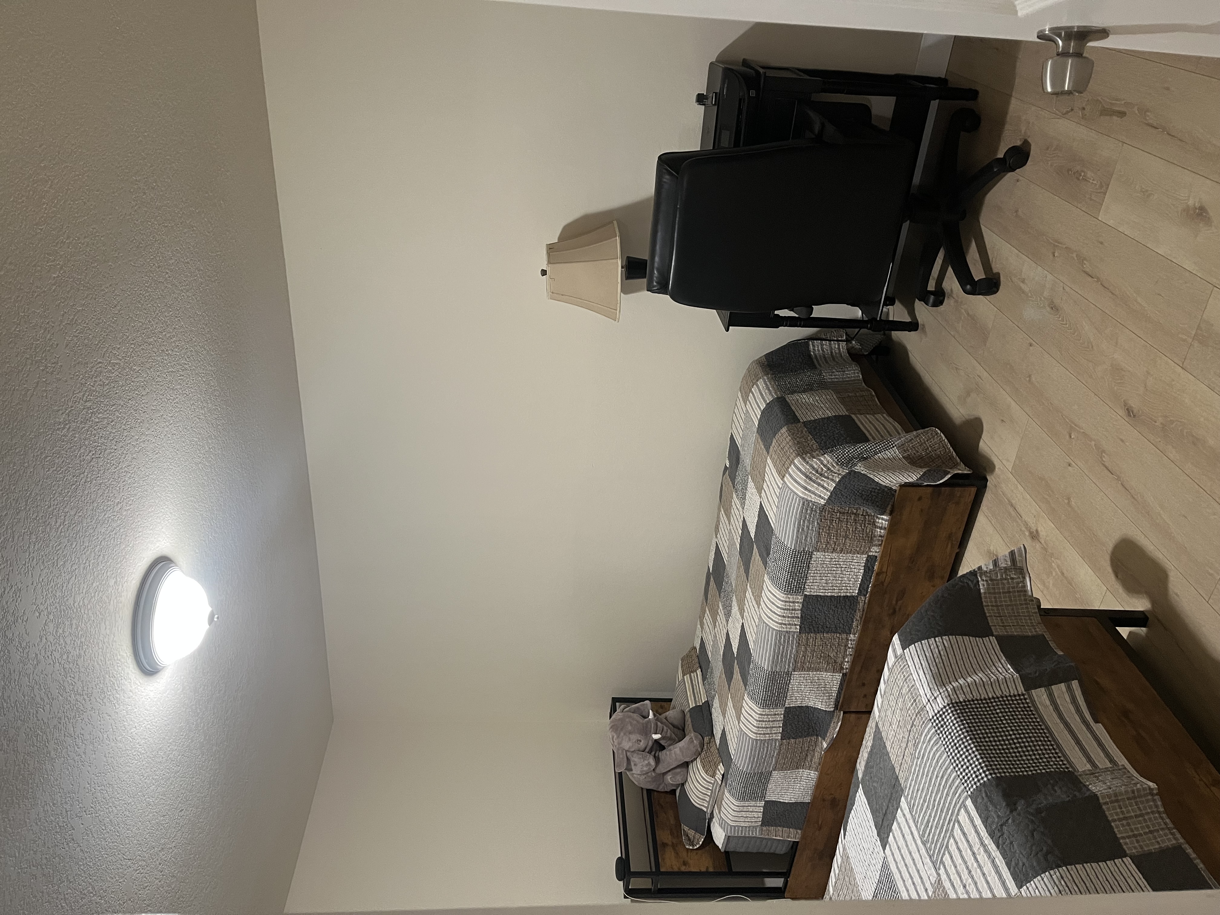 listing photo 1/4