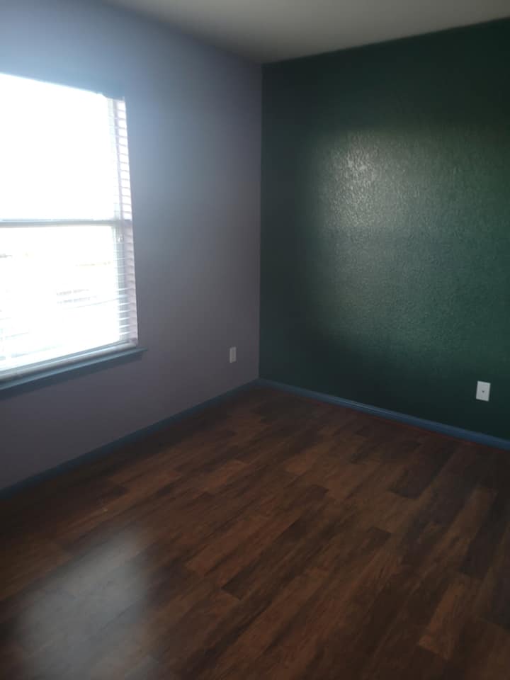 listing photo 1/2