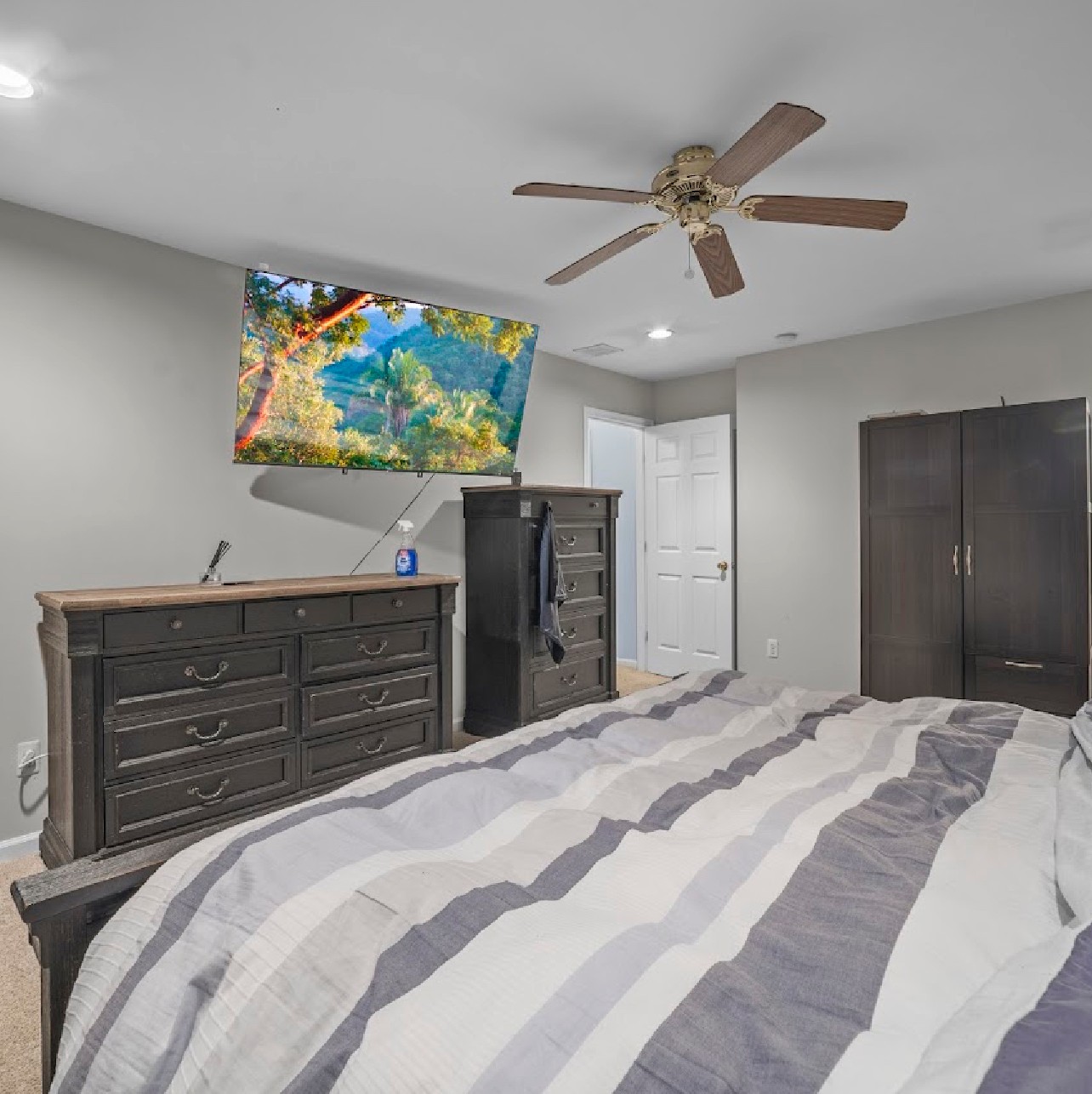 listing photo 1/4